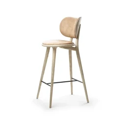Chaise de bar basse Mater High Stool Backrest, cuir naturel, support en chêne laqué mat
