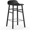 Chaise de bar Form Chair pieds en chêne laqués 65 cm, noir