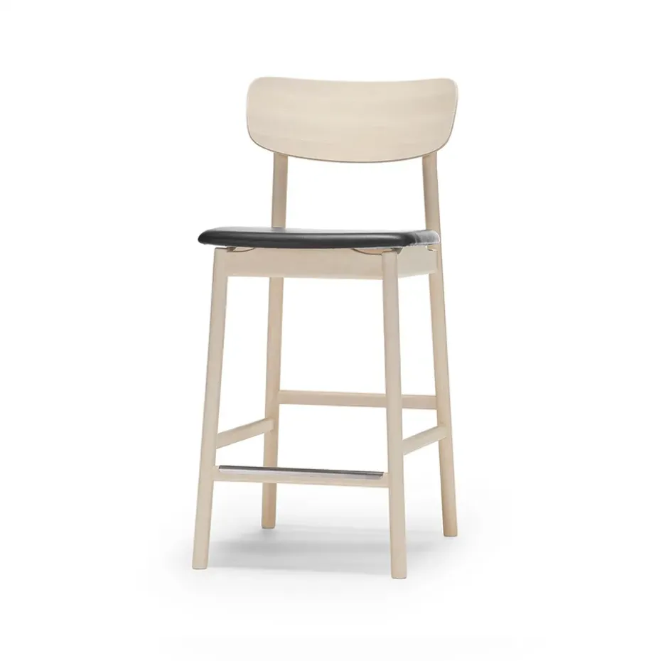 Chaise de bar Prima Vista, cuir elmo noir, structure en bouleau laqué mat clair