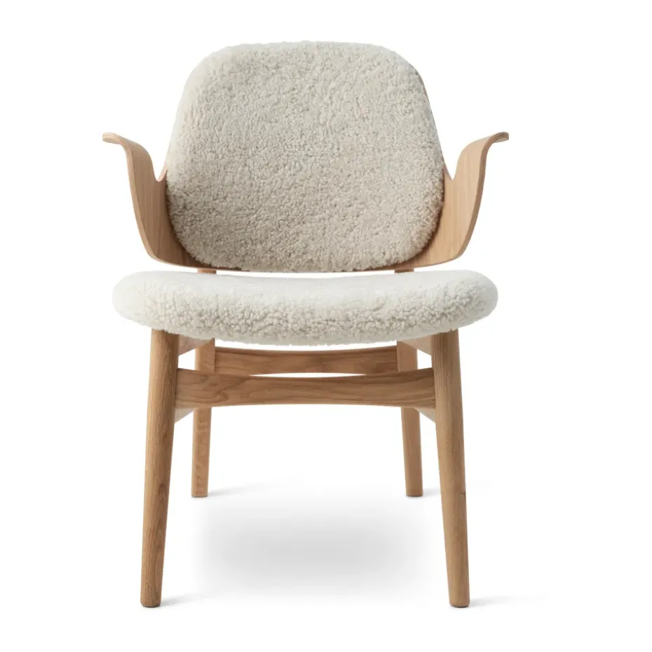 Chaise lounge Gesture, peau de mouton moonlight, structure en chêne huilé blanc
