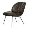 Fauteuil lounge Beetle Soft, entièrement recouvert, Tabouret Cuir lisse Gubi Coffee, dossier mat noir