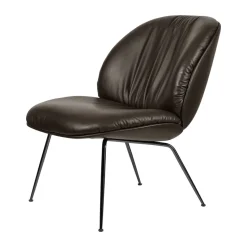 Fauteuil lounge Beetle Soft, entièrement recouvert, Tabouret Cuir lisse Gubi Coffee, dossier mat noir