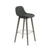 Tabouret de bar Fiber avec dossier 65 cm, Twill weave 990 dark green-pieds en chêne lasuré marron