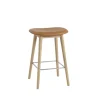 Tabouret Fiber counter 65 cm, cuir cognac, pieds en chêne