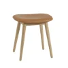 Tabouret Fiber, cuir cognac, pieds en chêne